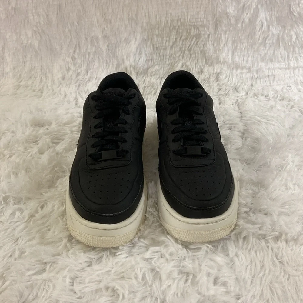 NIKE AIR FORCE 1 WOMEN BLACK LOW BACK SNEAKERS.SIZE-7.